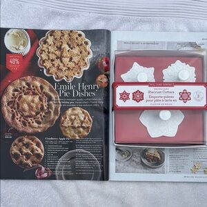 NWT Williams Sonoma Snowflake Piecrust Cutters - Red and White